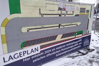 Werdauer Stadträte vergeben weitere Aufträge für den Bahnhofsumbau - Wie der Bahnhof nach dem Umbau aussehen soll, können Interessierte auf Bannern an der Baustelle lesen.