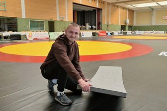Werdauer stemmen zweite Meisterschaft in Folge - Erik Uhlig gehörte am Donnerstag zu den vielen Helfern, die bei der Vorbereitung der Deutschen Meisterschaft in Fraureuth halfen.