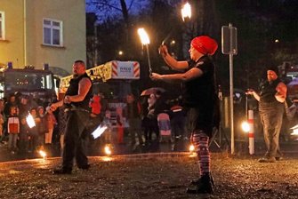 Werdauer stimmen sich mit Weihnachtsmarkt und Pyramide auf Adventszeit ein -