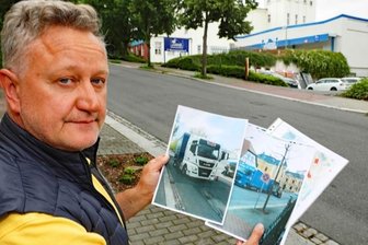 Werdauer stößt sich an Lkw-Verkehr in der Stadt - Bodo Steinhauser mit Aufnahmen, die er von den Lieferfahrzeugen gemacht hat. Hinter ihm ist der Rest eines Baumes zu sehen, der von einem Laster umgefahren wurde. 