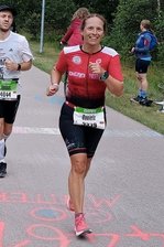 Werdauer Triathletin erlebt bei Challenge Roth das perfekte Rennen - Bei Kilometer 27 im Marathon waren Daniele Schweizer-Theodor (rechts) die Strapazen des Langdistanz-Triathlons kaum anzusehen. Foto: Privat