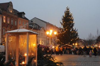 Werdauer und Crimmitschauer ziehen gemeinsam den Stecker - Stimmungsvoll klingt in Werdau die Weihnachtszeit mit einem Lichterfest aus.