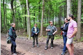 Werdauer Wald: Sind Pferde eine Alternative zum Harvester? - Veronika Hüttner (links) und Uwe Hempel (Mitte) vom Sachsenforst erläuterten Gabriel Brenner (rechts) die Ziele der Waldbewirtschaftung im Werdauer Wald. 