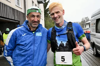 Werdauer Waldlauf: Der Regen stört die lächelnden Gesichter nach der Streckenpremiere nicht - Organisationsleiter Ronny Enke (l.) konnte mit Maik Reichel den gleichen Sieger wie 2025 über die längste Distanz beim Werdauer Waldlauf begrüßen.