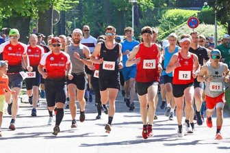 Werdauer Waldlauf: Von Drama über Rekordzeit bis zu Abschied - Kurz nach dem Start des 43. Werdauer Waldlaufes führte der spätere Halbmarathon-Sieger Daniel Teubner (Nr. 621) das Feld bereits an. 