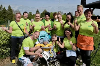 Werdauer Waldlauf: Von einem spontanen Sieger und ganz viel Teamgeist - Das Team von der Werdauer Alloheim Senioren-Residenz um Einrichtungsleiterin Jana Becke (hinten stehend links) nutzte den Waldlauf zum sportlichen Betriebsausflug.