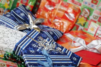 Werdauer Wichtelaktion soll einsame Senioren erfreuen - Mit Geschenken soll Senioren Heiligabend durch Alloheim-Mitarbeiter eine Freude bereitet werden.