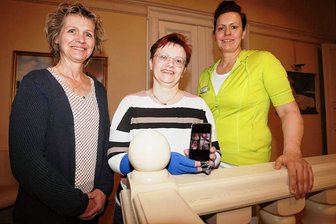 Werdauerin gestaltet sehr persönlichen Kalender - Anett Kaczmarek (Mitte) hat aus persönlichen Handyfotos einen Kalender gemacht. Der Verkaufserlös kommt dem Hospiz in Werdau zugute. Darüber freuen sich Ramona Badura (li.) und Michéle Löffler.
