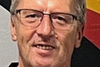 Werdauerinnen erfolgreichstes Team - Neben zwei eigenen Medaillen freute sich Trainer Frank Hoppe (hinten) bei der Deutschen Meisterschaft der körperbehinderten Kegler über den Titel in der Mannschaft, den Elke Köhler, Heidemarie Krause, Manuela Geist, Roswitha Silbersack und Dorit Rothe (von links) holten.