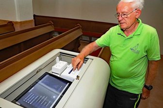 Werdaus älteste Kirche wird mit modernster Technik ausgestattet - Wolfgang Dietrich vom Kirchenvorstand macht sich mit der neuen Technik vertraut. An dem Bedienpult können per Touchscreen auch die Kirchenglocken geläutet werden.