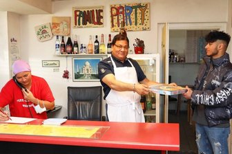 Werdaus "Pizza-Express" hätte beinah in Kanada gehalten - Seit 25 Jahren unterwegs - der "Pizza-Express": Sucha Lothia (Mitte), Chef der Werdauer Pizzeria, und seine Frau Bindu. Ihr ältester Sohn Suminder hilft gelegentlich im elterlichen Betrieb. 