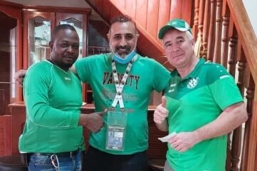 Werdaus Stadionsprecher in Kamerun - Im Hotel traf der Werdauer den Fußballkommentator des irakischen Fernsehens (Mitte).