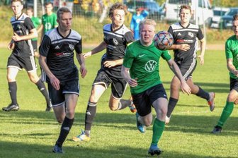 "Werde mir Gedanken machen" - Die Spieler des FC Stollberg, die hier den Burkhardtsdorfer Domenique Klinksiek verfolgen, führen die Erzgebirgsliga souverän an.