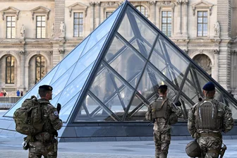 Werden die gestohlenen Louvre-Juwelen bald gefunden? - Soldaten patrouillieren ständig im Innenhof des Louvre-Museums. Es hat weitere Festnahmen gegeben.