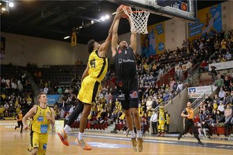 Werden die Niners von den Schiedsrichtern benachteiligt? - Foul oder nicht? Ludwigsburgs Jonah Radebaugh (links) blockt Niners-Spieler Nelson Weidemann. Der verletzte sich bei der anschließenden Landung schwer und beschwerte sich, dass es keinen Pfiff gab.