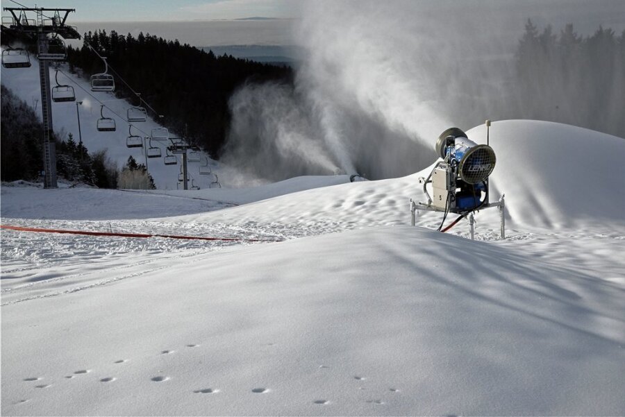 Werden die Pisten in Schöneck und Erlbach im Winter beschneit? - Ohne Schneekanonen war eine durchgängige Saison in der Skiwelt Schöneck in den vergangenen Jahren schwer möglich. 