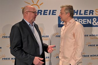 „Werden Erzgebirge nicht Zweikampf CDU-AfD überlassen“ - Auf diese Gesichter setzen die Freien Wähler im Erzgebirge - Die Freien Wähler haben in Stollberg ihre Landtagskandidaten vorgestellt. Dazu gehören der einstige Staatssekretär Günther Schneider und Marcel Schmidt (r.), Oberbürgermeister von Stollberg.