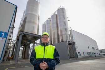 Werden Kunststoffflaschen bald knapp? Vogtländischer Recycler warnt vor Gas-Engpässen - Adrian Salomon ist Werkleiter auf dem MEG-Gelände im Gewerbegebiet an der A 72.