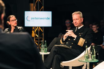 „Werden um Wehrpflicht nicht herumkommen“: Admiral warnt in Chemnitz vor Kriegsgefahr - Zeitenwende in Chemnitz: Vizeadmiral Thomas Daum mit Julia Friedlander von der Atlantik-Brücke.