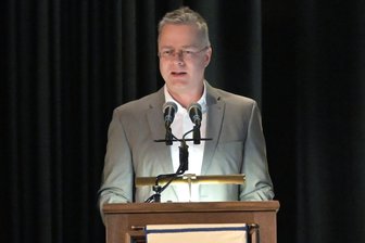 „Werden unser Land von unten heraus wieder groß machen“ – OB überrascht bei Neujahrsempfang im Erzgebirge mit Ankündigung - Stollbergs Oberbürgermeister Marcel Schmidt sprach zum Neujahrsempfang vor rund 200 Gästen.