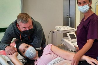 Werdende Mutter schwört auf die Mittweidaer Klinik - Sandra Jakob aus Rochlitz kurz vor der Geburt ihres dritten Kindes im Mittweidaer Krankenhaus, mit dem werdenden Vater Nils Lindner und Beleghebamme Manuela Keppler. Dabei ist als Unterstützung auch ein Kuscheltier von Sandra Jakobs ersten beiden Kindern.