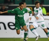 Werder ringt in Pokal-Schlacht die "Wölfe" nieder - Wolfsburgs Josué (l) im Duell mit dem zweifachen Torschützen Diego