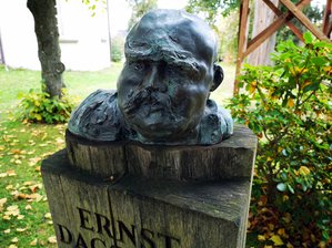 Werk der Woche: Dem Schnitzer der Friedenskanzel - Bronzebüste "Ernst Dagobert Kaltofen" von Volker Beyer in Langenau.