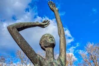 Werk der Woche: Die Feier des Lebens - "Junge Frau" von Harald Stephan im Chemnitzer Stadtpark (um 1985).