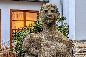 Werk der Woche: Die Menschlichkeit in Stein - "Humanitas" von Berthold Dietz in Auerbach/Vogtland (1992).
