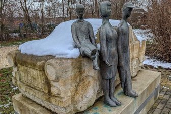 Werk der Woche: Die Pappe aus Stein - Trabantdenkmal von Berthold Dietz in Zwickau (1998).