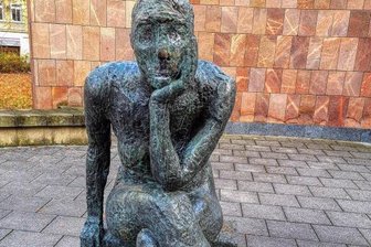 Werk der Woche: Die Sinnsucherin - Die Bronzeskulptur "Sinnende" von Sabina Grzimek in Chemnitz.