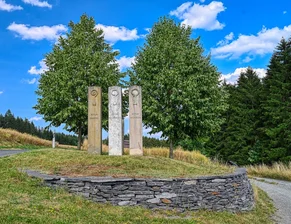 Die Drei-Bistums-Stelen in Eichigt.