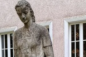 Werk der Woche: Gedanken einer Erzieherin - Die Betonplastik "In treuer Obhut" von Charlotte Clauß in Glauchau (1953/54).