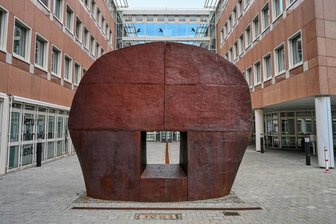 Werk der Woche: "Großes Helmmotiv" von Lothar Fischer - Die Metallskulptur "Großes Helmmotiv" von Lothar Fischer in Annaberg-Buchholz.