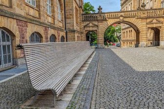 Werk der Woche, heute: "Banc Éléphant" - Die "Banc Éléphant" von Andrée Putman neben den Kunstsammlungen am Theaterplatz in Chemnitz.
