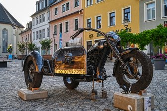 Eine nicht ganz unumstrittene Chopper-Skulptur auf dem Zschopauer Neumarkt.