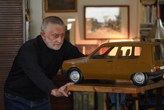 Werke des Formgestalters Karl Clauss Dietel werden digitalisiert - Der Chemnitzer Formgestalter Karl Clauss Dietel mit dem von ihm entworfenen, aus Holz gefertigten Originalmodell eines Pkw aus den 1970er-Jahren.