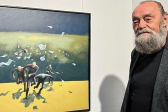 Werke von Jürgen Szajny in zwei Ausstellungen - Jürgen Szajny mit seinem Werk "Wer Wind sät, wird Sturm ernten", mit dem er den Graupner-Preis 2022 gewonnen hat.