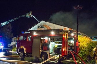 Werkhallen-Brand in Niederdorf: Polizei findet Toten - 