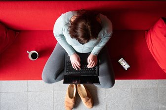Werkhallentalk in Freiberg: Passt Homeoffice zum Maschinenbau? - Arbeiten bei einer Tasse Kaffee auf dem Sofa daheim - so idyllisch ist Homeoffice nicht immer. Und Heimarbeit ist auch nicht in allen Branchen möglich. Doch es gibt auch andere Modelle, mit denen Unternehmen gute Mitarbeiter für sich gewinnen und diese an sich binden können.