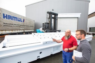 Werkleiter von Plauener Industriebetrieb: „Wir nehmen leider an der Krise teil“ - Werkleiter Sebastian Schaller (rechts) bespricht mit Rolf Schmidt die Auslieferung eines bei Hamül hergestellten Maschinenrahmens. Das Unternehmen ist Spezialist für das Schweißen komplexer Bauteile und beliefert vor allem große Maschinenbauunternehmen in Süddeutschland.