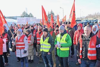 Werksschließung in Zwickau: Kassiert GKN für neue Fabrik in Ungarn Fördergeld von der EU? - Mitarbeiter der Früh- und Normalschicht haben sich am Montagmorgen vor dem Werkstor von GKN in Zwickau-Mosel vesammelt.
