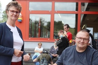 Werkstätte hadert mit Corona-Folgen - Bundestagsabgeordnete Sabine Zimmermann (Die Linke) im Gespräch mit Werkstattmitarbeiter Gerald Stöcker. 