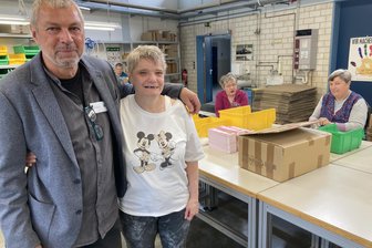 Werkstätten im Vogtland feiern Jubiläum: Menschen mit Behinderung haben hier mehr als nur Arbeit - Betty Mattys kommt gern zu Rainer Pilz in die Werkstatt nach Klingenthal. Aktuell verpackt sie Kehrschaufel-Besen-Sets.