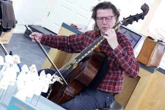 Werkstatt-Konzert im Erzgebirge: Weltbekannter Musiker mischt sich unters Grünhainichener Engelorchester - Beim Besuch der Firma Wendt & Kühn lieferte Thomas Fritzsch eine Kostprobe seines Könnens ab.