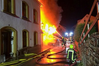 Werkstatt und Wohnhaus brennen: Familie rettet sich - Eine Familie konnte sich vor den Flammen retten.