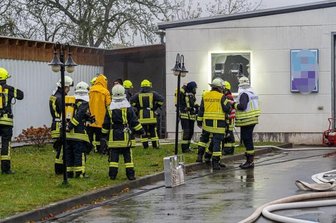 Werkstattbrand: Bauhof-Fahrzeug bei Feuer zerstört - Rund 75 Feuerwehrleute rückten am Samstagmorgen nach Wildenau aus, wo es in der Halle einer Kfz-Werkstatt brannte.