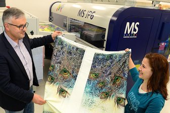 Werksverkauf bei Innotex in Frankenberg: Reichlich Stoff für den guten Zweck - Mitarbeiterin Sandy Grüneberg und Geschäftsführer Thomas Merkel mit einem bei Innotex bedrucktem Stoff.