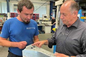 Werkzeugbau in Grünhain: Gebrüder Richter denken Prozesse neu - Seniorchef Matthias Richter (r.) hier im Gespräch mit dem Arbeitsvorbereiter Tobias Rahm.