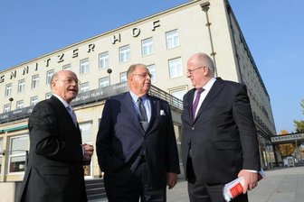Werkzeugmaschinenhersteller kauft Chemnitzer Hof - Ron Spies, Geschäftsführer des Chemnitzer Hofs, Hans J. Naumann, Inhaber von Niles-Simmons und Karl Wilhelm Kaiser, Günneg-Geschäftsführer machten am Dienstag den Deal perfekt